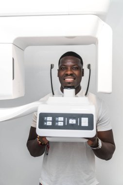 Diş hekimi, diş muayenehanesinde gülümseyen bir hastaya şeffaf bir hizalama sunar. Diş hizalama ve ortodontik bakım kavramı.