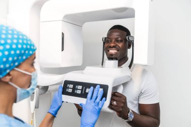 Bir hasta, ileri diş görüntüleme teknolojisi kullanılarak bir klinikte diş hijyenistinin yardımıyla 3 boyutlu diş taramasından geçirilir. Bakım ve hassasiyet kavramı.