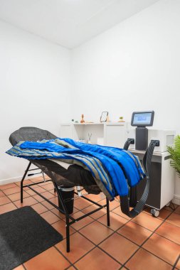 Modern bir klinikte Pressotherapy makinesi lenfatik drenaj ve detoksifikasyon gibi güzellik ve sağIık tedavileri sunuyor. Temiz iç mekan gevşemeyi ve sağlığı teşvik eder.