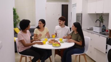Dört farklı arkadaş, hamur işleri ve portakal suyuyla yapılan sıradan bir brunch 'ın tadını çıkarıyor..