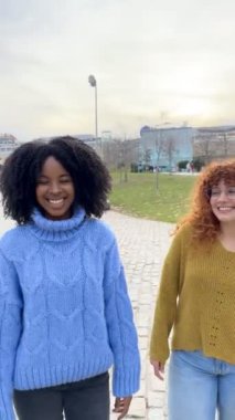 Bir grup şık genç arkadaş modern bir parka karşı poz vererek eğleniyorlar.