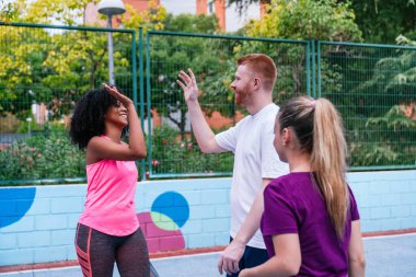 Bir grup farklı arkadaş bir pikbalın tadını çıkarıyorlar, bir puanı beşlikle kutluyorlar, takım çalışmasını, sportmenliği ve sağlıklı yaşam tarzını destekliyorlar.