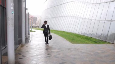 Çağrı sırasında hareket eden Afrikalı işadamı.
