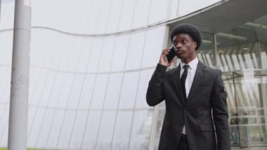 Ofis yakınında telefonu olan kendinden emin Afrikalı girişimci.