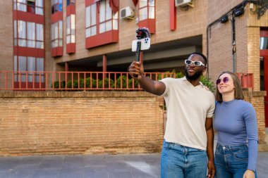 Çok ırklı genç bir çift şehirde bir araya gelip akıllı telefon ve telle şehir maceralarını yakalıyor ve keyifli anlarını paylaşıyorlar.