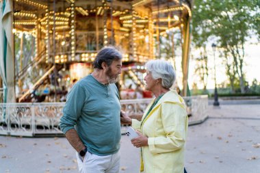 Sevgili son sınıf çiftimiz lunaparkta romantik bir gün geçiriyorlar. Atlıkarıncanın yanında duruyorlar. Akıllı bir telefon tutuyorlar ve hassas bir anı paylaşıyorlar.