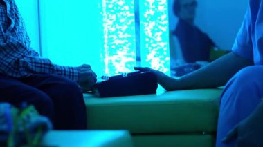 Huzurevindeki yaşlılar için duyusal uyarı terapisi, hemşire yardımı ile etkileşimli ışık ve ses donanımı kullanılıyor.