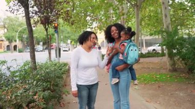 Dolgun park yeşilliğinin ortasında yürürken ve onunla konuşurken büyük anneyi sevmek, şefkatli aile anılarını paylaşmak.