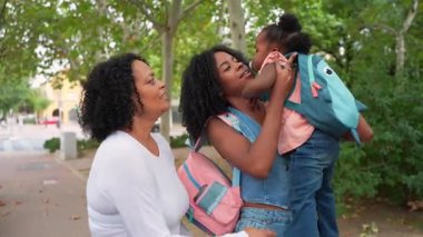 Dolgun park yeşilliğinin ortasında yürürken ve onunla konuşurken büyük anneyi sevmek, şefkatli aile anılarını paylaşmak.