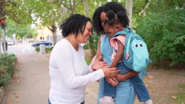 Dolgun park yeşilliğinin ortasında yürürken ve onunla konuşurken büyük anneyi sevmek, şefkatli aile anılarını paylaşmak.