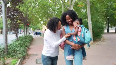 Dolgun park yeşilliğinin ortasında yürürken ve onunla konuşurken büyük anneyi sevmek, şefkatli aile anılarını paylaşmak.