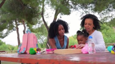 Dolgun park yeşilliğinin ortasında yürürken ve onunla konuşurken büyük anneyi sevmek, şefkatli aile anılarını paylaşmak.