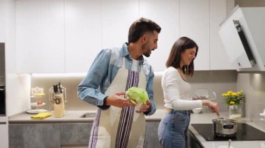 Genç çift taze sebzeleri doğradı ve birlikte besleyici yemekler hazırladı, aşçılık deneyimi üzerine bağ kurarken, modern mutfakta sevgi dolu anları paylaştı.