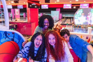 Dört genç arkadaş bowling salonunda atari oynayarak eğleniyorlar. Birlikte boş zamanlarının tadını çıkarıyorlar.