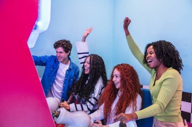 Bir grup genç arkadaş renkli bir bowling salonunda ve atari salonunda oyun oynayıp eğleniyorlar.