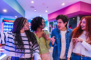 Dört arkadaş bir oyun salonunda ve bowling salonunda birlikte eğleniyor, konuşuyor ve eğleniyorlar.