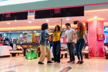 Dört genç arkadaş bir bovling salonunda grevi kutluyorlar. Renkli ve hareketli bir eğlence merkezinde boş zamanlarının tadını çıkarıyorlar.