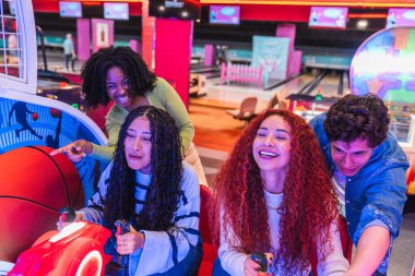 Dört genç arkadaş birlikte vakit geçiriyorlar, canlı bir bowling salonunda atari oyunu oynuyorlar.