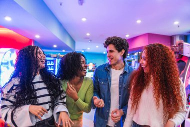 Bir grup genç arkadaş birlikte eğleniyor, gülüyor ve eğleniyorlar. Bowling salonunda ve oyun odasında.