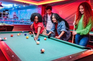 Canlı bir eğlence mekanında bilardo oynayan bir grup genç arkadaş, boş zamanlarını ve dostluklarını sergiliyorlar.
