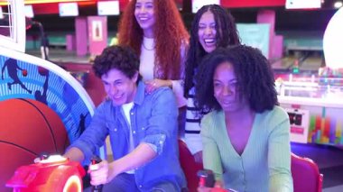 Dört heyecanlı arkadaş birlikte basketbol oynuyorlar ve gülüyorlar. Yavaş çekimde eğleniyorlar.