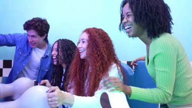 Çeşitli genç arkadaşlar atari salonu yarış oyununda yarışıyor ve eğleniyor. Heyecan ve arkadaşlığı canlı ağır çekimde sergiliyorlar.