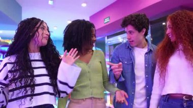 Milenyumlar renkli atari salonunda yürürken ve konuşurken arkadaşlığın tadını çıkarıyorlar, canlı dostluklar sergiliyorlar ve boş zamanlarını paylaşıyorlar.