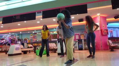 Bir grup genç arkadaş heyecanlı bowling anlarını paylaşıyor. Grevi coşkulu bir heyecan ve dostlukla kutluyorlar. Klasik bowling salonunda.