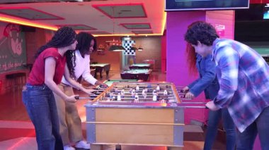 Arkadaşlar canlı bowling salonunda langırt oynarken yüksek enerji yarışması yaşıyorlar. Yavaş çekim dinamikleriyle ruhsal etkileşimleri yakalıyorlar.