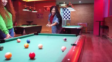 Genç yetişkinler bilardo oynamaktan zevk alıyorlar. Yeteneklerini canlı ve neon ışıklı bir ortamda sergiliyorlar. Yavaş çekim her detayı geliştirir