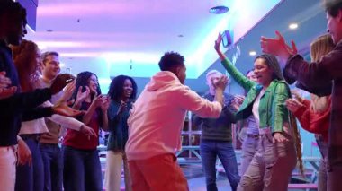 Bovling salonu kutlama montajı, arkadaşlarının tezahüratları ve başarılı bir performansı alkışlamaları.