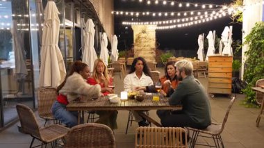 Dört arkadaş çatıdaki bir barda toplanır, içkinin, sohbetin ve sicim ışıklarının tadını çıkarırlar.