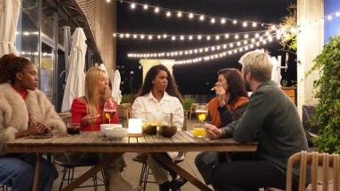 Arkadaşlar geceleri çatıda toplanır, içkilerin, yiyeceklerin ve canlı sohbetlerin tadını çıkarırlar.