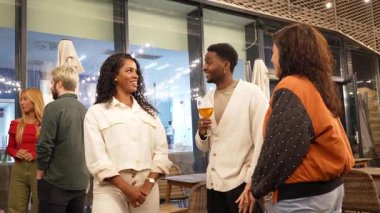 Arkadaşlar şık bir gece kulübünde toplanır, neşeli sohbetler eder ve birlikte içki içeriz.