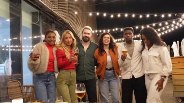 Arkadaşlar canlı sohbetler yapıyor ve canlı çatı toplantıları sırasında içkileri tokuşturuyor, gece hayatını neşeli bir bağlantıyla ve şehir enerjisiyle kutluyorlar.