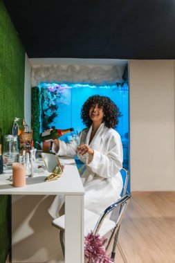 Zarif bir dekor ve rahatlatıcı bir ortam ile çevrili, sakin bir spa deneyimi yaşayan genç bir kadın, rahatlama ve kendine bakımı teşvik ediyor.