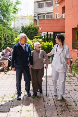 Yaşlı bir çift, bir bakıcıyla birlikte açık bir bakımevinde yürüyüş yapmayı seviyor. Huzurlu bir ortamda arkadaşlığı ve yaşlı bakımını ön plana çıkarıyor.