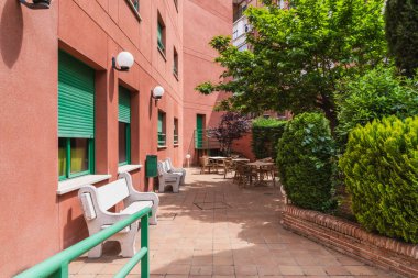 Huzurlu bir bahçe ortamında rahat bir oturma düzeni, huzurevi sakinlerine dinlenebilecekleri ve dışarıda eğlenebilecekleri bir yer sunuyor.