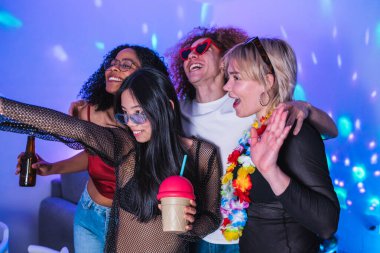 Çok ırklı arkadaşlar içkiyi, selfie çekmeyi ve ev partisinde disko ışıklarıyla eğlenmeyi seviyor.