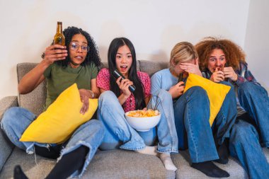 Evde şüpheli bir film ya da televizyon programı izlerken çeşitli duygular yaşayan dört genç arkadaş.