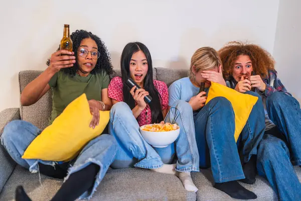 Evde şüpheli bir film ya da televizyon programı izlerken çeşitli duygular yaşayan dört genç arkadaş.