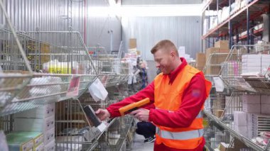 Verimli envanter yönetimi ve sipariş işleme için dijital barkod teknolojisi kullanılarak depoda lojistik profesyonel tarama paketleri