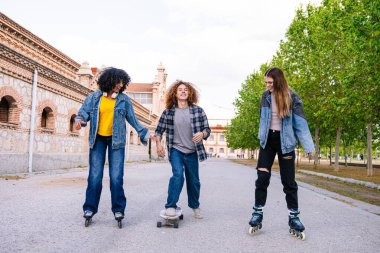 Bir grup arkadaş öğleden sonrayı birlikte geçiriyorlar. Şehir parkında kaykay yapıyorlar. Gençlik enerjilerini ve dostluklarını gösteriyorlar.