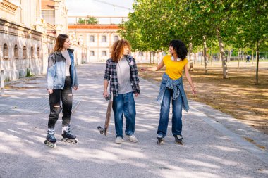 Bir grup arkadaş şehir parkında güneşli bir öğleden sonranın tadını çıkarıyorlar. Birlikte kayıyorlar, yürüyorlar ve birlikte gülüyorlar.