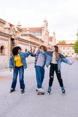 Bir grup arkadaş güneşli bir öğleden sonranın tadını çıkarıyor, şehir ortamında kaykay ve kaykay yaparken, gençlik enerjisini ve şehir yaşam tarzını sergiliyorlar.