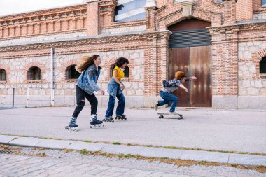 Genç arkadaşlar öğleden sonra kaykay ve kaykayla eğleniyorlar. Şehir yaşam tarzını ve boş zamanlarını gösteriyorlar.