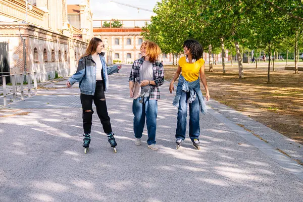 Arkadaşlar öğleden sonra kaymayı, yürümeyi, hayat dolu bir şehir parkında hikayeleri ve kahkahaları paylaşmayı severler.