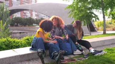 Mutlu arkadaşlar paten kaydıktan sonra dinleniyor, yavaş çekim montajında birbirlerinin arkadaşlığından keyif alıyorlar.