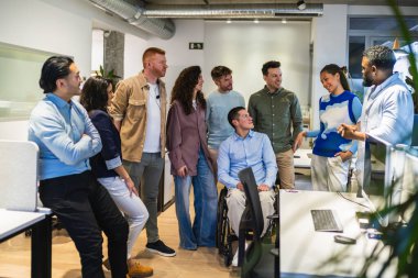 Yaratıcı profesyoneller takım çalışması yapar, yenilikleri teşvik eder ve dinamik bir işbirliği ortamında ortak hedeflere ulaşırlar.