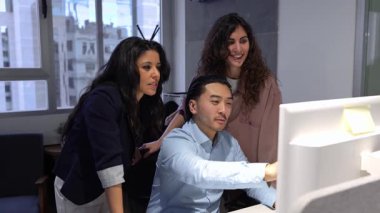 Stratejik proje üzerinde işbirliği yapan profesyonel ekip, ayrıntıları tartışıyor ve çeşitli meslektaşlarla modern, parlak bir çalışma ortamında yenilikçi fikirleri paylaşıyor.